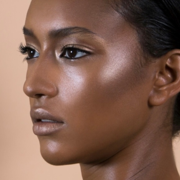 ALL OVER GLOW FACE & BODY SHIMMER IN POWDER - Picture 8 of 14